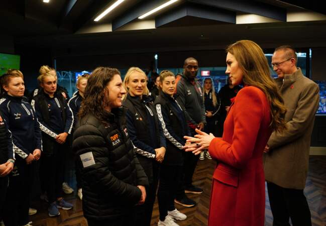 Kate Middleton a discuté avec l'équipe féminine de rugby d'Angleterre, lors de sa visite au stade DW à Wigan le 5 novembre 2022