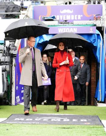 La princesse de Galles a bravé la pluie dans un long manteau en laine rouge signé Alexander McQueen pour rencontrer l'équipe d'Angleterre de rugby avant les 1/4 de finale de la Coupe du Monde de Rugby à XIII  à Wigan le 5 novembre 2022
