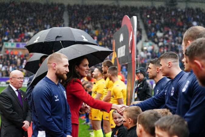 La princesse de Galles avait revêtu un long trench-coat en laine rouge vif Alexander McQueen pour rencontrer l'équipe d'Angleterre de rugby avant les 1/4 de finale de la Coupe du Monde de Rugby à XIII le 5 novembre 2022 à Wigan