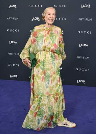 Helen Pashgian, l'artiste visuelle américaine et sa robe tachetée de couleurs marque sa venue à la soirée "Lacma Art" à Los Angeles, le 5 novembre 2022