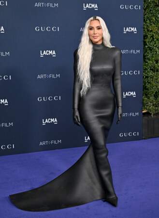 Kim Kardashian et sa robe en cuir noire Balenciaga à la soirée "Lacma Art" à Los Angeles, le 5 novembre 2022