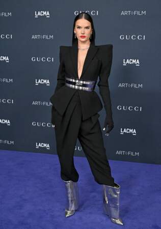 Alessandra Ambrosio adopte un  style futuriste avec sa superbe combinaison noire à capuche Jean Paul Gaultier - collection couture automne/hiver2022 - à Los Angeles, le 5 novembre 2022