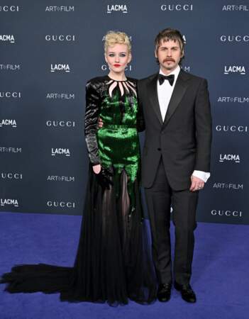 Julia Garner et son époux Mark Foster sont élégants à la soirée "Lacma Art" à Los Angeles, le 5 novembre 2022. L'actrice et productrice américaine enfile une longue robe signée Gucci