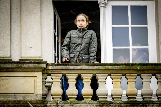 La fille de 11 ans de la princesse Mary de Danemark, Joséphine, au balcon lors de la chasse Hubertus à Klampenborg le 6 novembre 2022