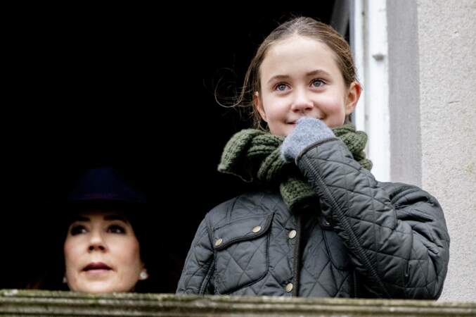 La fille de la princesse Mary de Danemark, la princesse Josephine, apprécie le spectacle lors de la chasse Hubertus dans la réserve naturelle Jaegersborg Dyrehave le 6 novembre 2022 à Klampenborg