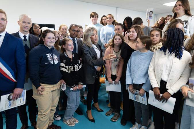 Brigitte Macron est chic pour  la campagne "Non au harcèlement à l'école" au collège Louis Braille à Esbly en Seine et Marne, le 7 novembre 2022. 