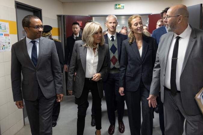Brigitte Macron porte la veste de costume ouverte au collège Louis Braille à Esbly en Seine et Marne, le 7 novembre 2022