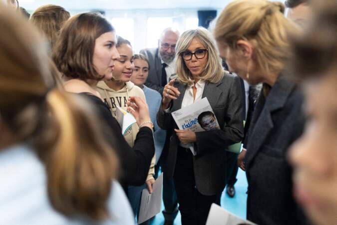 Brigitte Macron porte la veste de costume oversize au collège Louis Braille à Esbly en Seine et Marne, le 7 novembre 2022