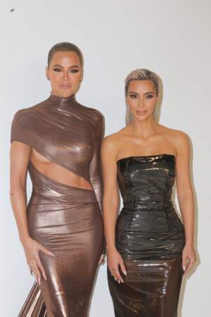 Khloé Kardashian et Kim Kardashian posent ensemble à la soirée des CFDA Fashion Awards à New York, le 7 novembre 2022