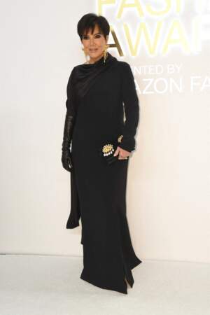 Kris Jenner s'habille d'une longue robe noire à col drapé de la marque Schiaparelli lors des "CFDA Fashion Awards" à New York, le 7 novembre 2022
