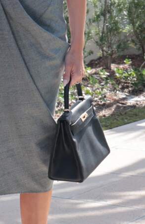 Melania Trump accessoirise sa tenue d'un sac Kelly de la luxueuse marque française Hermès, le 8 novembre 2022