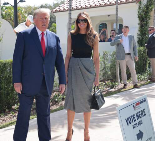 Melania Trump dévoile ses jambes  dorées et galbées lors de sa sortie  à West Palm Beach, le 8 novembre 2022