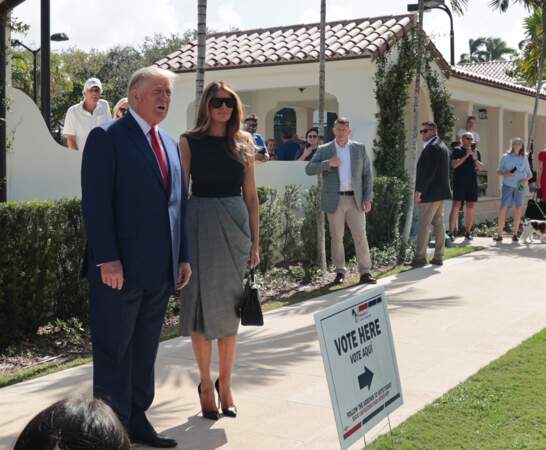 Donald Trump en costume bleu marine et cravate rouge, Melania Trump en robe Alexander McQueen à rayures et en coton... l'ex couple de la Maison Blanche est élégant pour cette sortie inhabituelle, le 8 novembre 2022