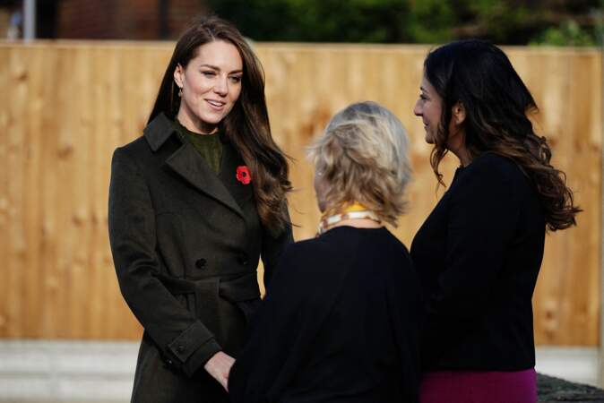 Kate Middleton ceinture son manteau à la taille à Hillingdon à 420 €, le 9 novembre 2022