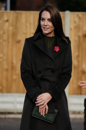 Kate Middleton adopte un total-look kaki qui lui va bien à Hillingdon, le 9 novembre 2022