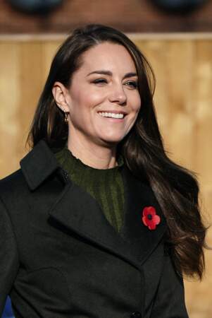Kate Middleton porte un manteau 
long kaki de la marque Hobbs
 à Hillingdon, le 9 novembre 2022.