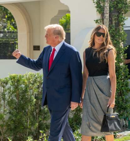 Donald Trump et sa femme Melania Trump marchent ensemble en direction du bureau de vote à West Palm Beach, le 8 novembre 2022. 