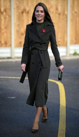 Kate Middleton renoue avec son admiration pour les marques accessibles. La preuve, caché sous son long manteau, Kate Middleton porte une robe longue à col cheminée signée Mango à Hillingdon le 9 novembre 2022