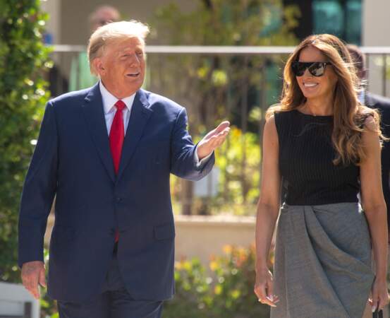 Melania Trump craque pour une robe midi bicolore à West Palm Beach, le 8 novembre 2022