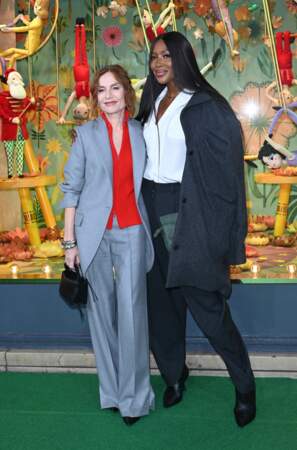 Isabelle Huppert et Naomi Campbell sont habillées de la même façon pour inaugurer les vitrines de Noël du Printemps Haussmann à Paris, le 9 novembre