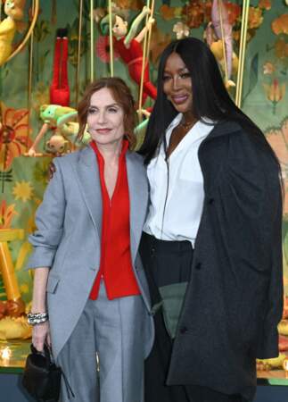 Isabelle Huppert et Naomi Campbell sont chics à souhait lors de l'inauguration des vitrines de Noël à Paris, le 9 novembre 2022