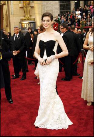 Anne Hathaway à la cérémonie des Oscars en 2007