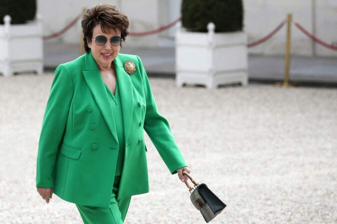 Le célèbre look ultra flashy de Roselyne Bachelot complété par sa broche 'tête de lion' pour l'investiture d'Emmanuel Macron en 2022