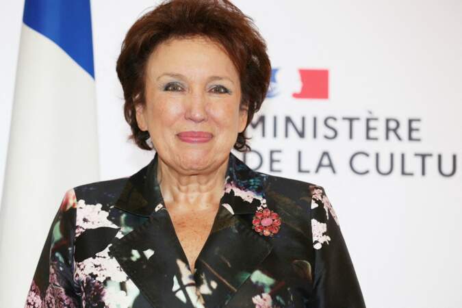 Roselyne Bachelot choisit une broche rouge pour présenter le projet de budget de la Culture pour 2022 