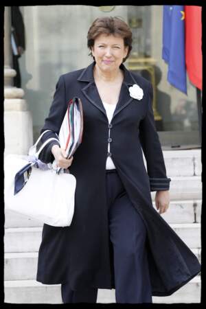Roselyne Bachelot porte souvent des broches sur des vestes, comme ici à la sortie du palais de l'Élysée en 2008
