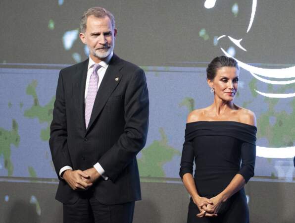 Lors de la 35e édition de la cérémonie des Macael Awards, le roi Felipe VI et la reine Letizia d'Espagne sont présents sur la scène du bâtiment multifonctionnel de Macael le 11 novembre 2022