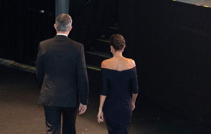 Le roi Felipe VI et la reine Letizia d'Espagne s'avancent vers la scène des Macael Awards organisée par l'Association andalouse de l'industrie du marbre (AEMA) au bâtiment multifonctionnel de Macael le 11 novembre 2022
