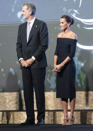 La reine Letizia d'Espagne, dans une magnifique robe dos nu et des Jimmy Choo, et son époux le roi Felipe VI assistent à la 35e édition des Macael Awards organisée au bâtiment multifonctionnel de Macael le 11 novembre 2022