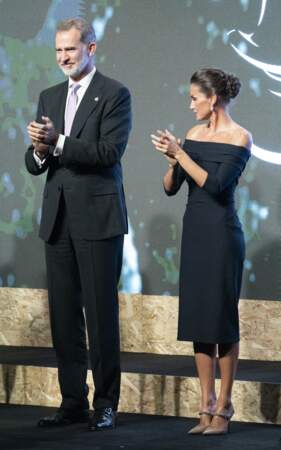 Présente avec son époux le roi Felipe VI à la cérémonie des Macael Awards au bâtiment multifonctionnel de Macael le 11 novembre 2022, la reine Letizia d'Espagne porte une robe dos nu avec des talons Jimmy Choo