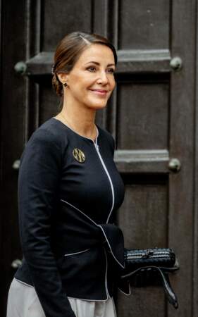 En signe d'apaisement, la princesse Marie porte la broche conçue par le designer Georg Jensen pour le jubilé d'or de la reine Margrethe II