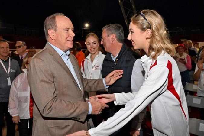 Le prince Albert II de Monaco discute avec Chiara de Bourbon-Siciles lors du départ de la 20ème édition de la course caritative "No finish Line" à Monaco  le 12 novembre 2022