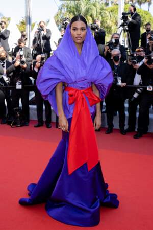Tina Kunakey monte les marches du Festival de Cannes dans une robe à capuche volumineuse, le 9 juillet 2021 