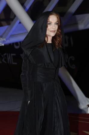 Sous sa capuche, Isabelle Huppert lâche ses cheveux roux et ondulés lors de la 19ème édition du Festival de Marrakech, le 14 novembre 2022