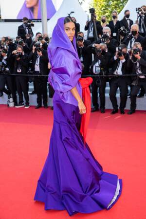 Tina Kunakey et sa robe à capuche violette lors du Festival de Cannes, le 9 juillet 2021