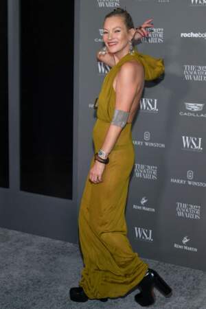 Kate Moss combine cette longue robe à des bottines épaisses lors des "WSJ Innovator Awards 2022" à New York, le 2 novembre 2022