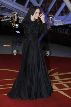 Isabelle Huppert se recouvre entièrement de noir lors de la 19ème édition du Festival de Marrakech, le 14 novembre 2022. 