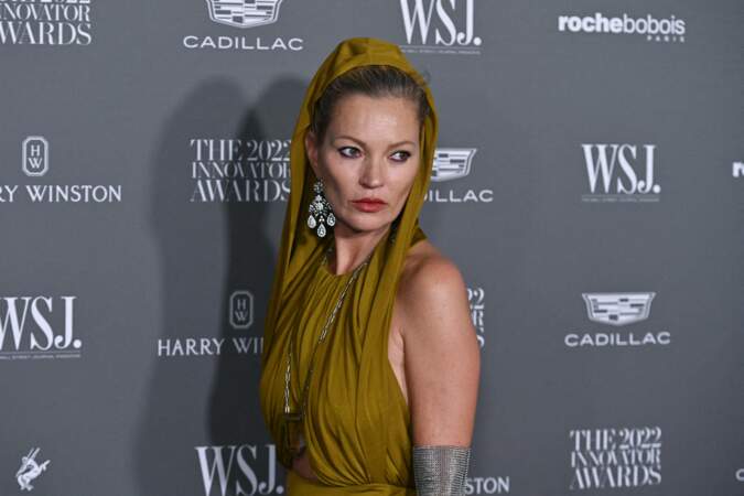 Kate Moss craque pour une robe à capuche Saint-Laurent à la soirée "WSJ Magazine 2022" à New York, le 2 novembre 2022