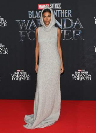 Tina Kunakey et sa robe en maille et près du corps à l'occasion de l'avant-première du film Black Panther: Wakanda Forever, le 7 novembre 2022