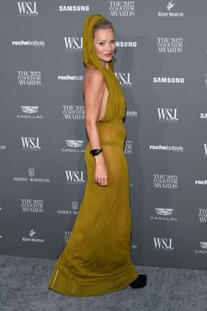 Kate Moss est glamour dans une robe légère et fournie d'une capuche à New York, le 2 novembre 2022