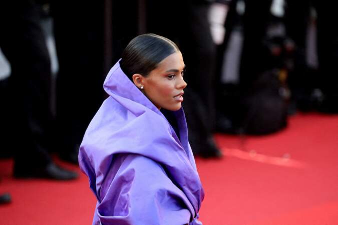 Tina Kunakey plaque ses cheveux sous sa capuche au Festival de Cannes, le 9 juillet 2021