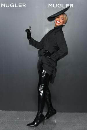 Laverne Cox, l'actrice de la série Orange Is the New Black est sublime dans une chemise longue et legging en vinyle noir à l'ouverture de l'exposition «Thierry Mugler : Couturissime », le 15 novembre 2022