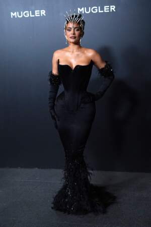 Kylie Jenner arbore une longue robe à bustier et en plumes d'autruche signée Mugler pour l'inauguration de l'exposition «Thierry Mugler : Couturissime », le 15 novembre 2022