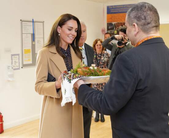 Kate Middleton fait la connaissance de nombreuses familles ukrainiennes à la suite du conflit en Ukraine, dans la ville de Reading le 17 novembre 2022