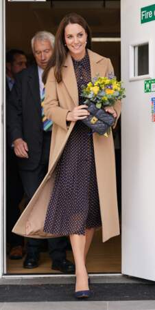 Kate Middleton assortit sa robe légère bleue à des escarpins de la même couleur, le 17 novembre 2022