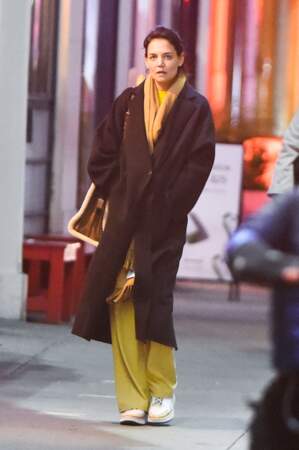 Un long manteau noir comme Katie Holmes qui tente de se réchauffer dans les rues de New York, le 15 novembre 2022