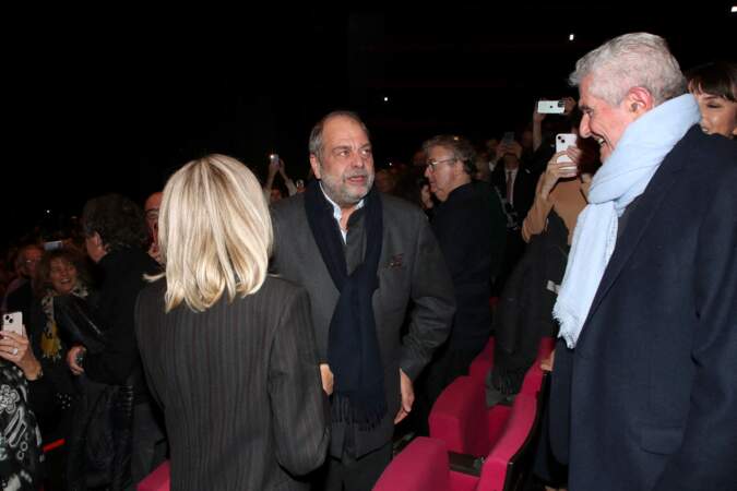 Éric Dupond-Moretti et Claude Lelouch échangent quelques mots après la représentation du spectacle symphonique "Claude Lelouch - D'un film à l'autre", présenté au Palais des Congrès de Paris le 14 novembre 2022.